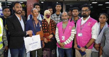 ১৮ বছর পর মালয়েশিয়া থেকে ফিরলেন রবিউল, বাবাকে ছুঁয়ে দেখলেন তিন সন্তান!