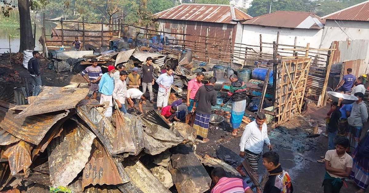 কোটালীপাড়ায় অগ্নিকাণ্ডে ৩টি দোকান ভস্মীভূত, অর্ধকোটি টাকার ক্ষতি