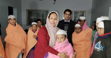 রাতের আঁধারে উষ্ণতা নিয়ে এতিমদের দুয়ারে ঠাকুরগাঁওয়ের ডিসি