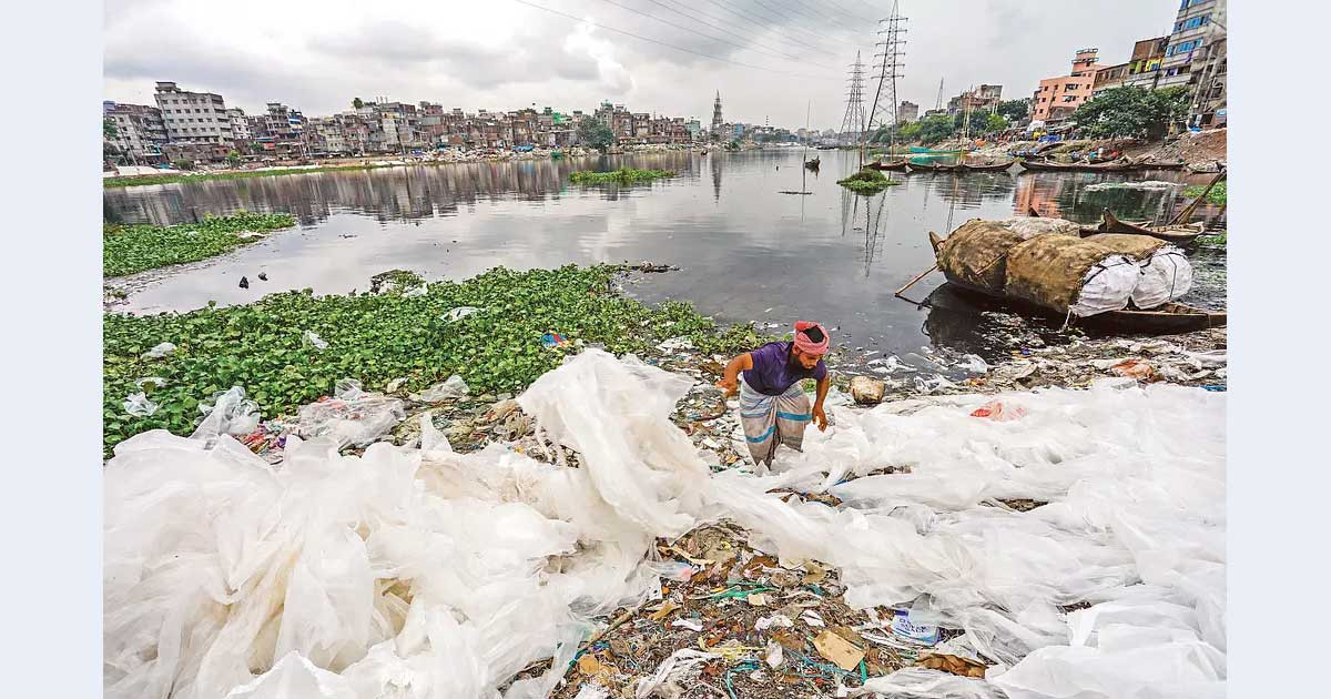 প্লাস্টিক পলিথিন ঢাকার নদীতে