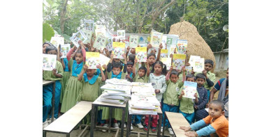 কুয়াশার বুক চিড়ে নতুন বই হাতে বসুন্ধরা শুভসংঘ স্কুলের শিশুদের উল্লাস