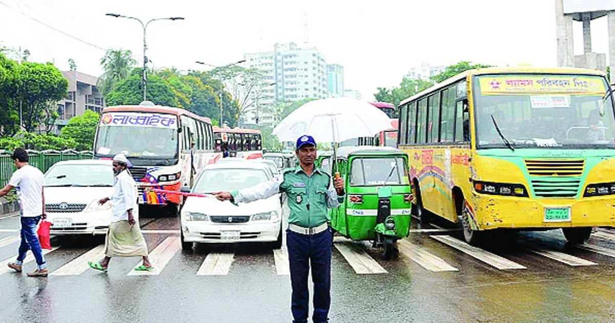 ঢাকার ট্র্যাফিক ব্যবস্থা ঠিক করতে অভিযান জোরদারের সিদ্ধান্ত