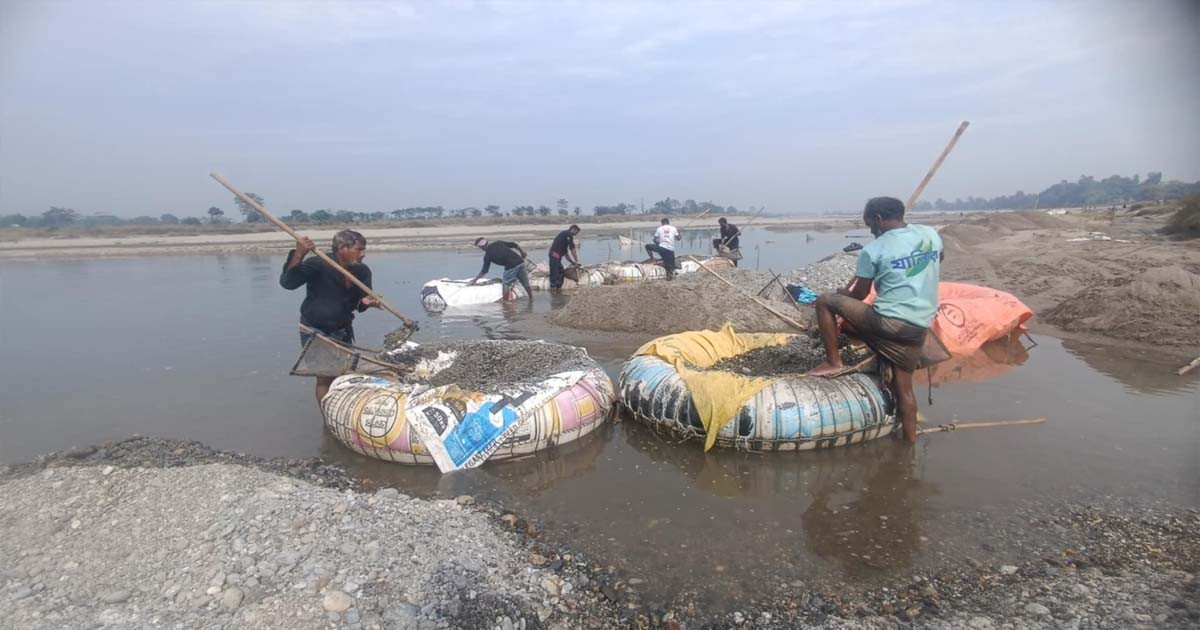 শীতে বিপর্যস্ত পঞ্চগড়ের পাথর শ্রমিক, আয় কমেছে অর্ধেক