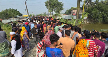 ফরিদপুরে ট্রেনের ধাক্কায় মাইক্রোবাস পুকুরে, নিহত ৫