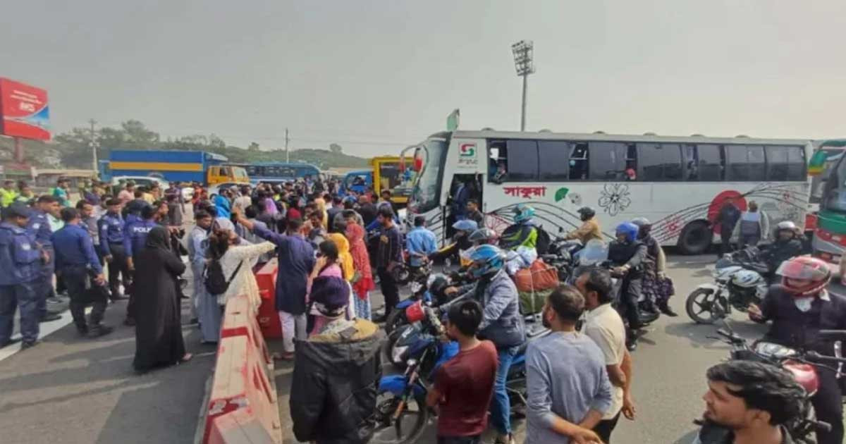 আসামি ছিনিয়ে নেওয়ার প্রতিবাদে বৈষম্যবিরোধী শিক্ষার্থীদের সড়ক অবরোধ