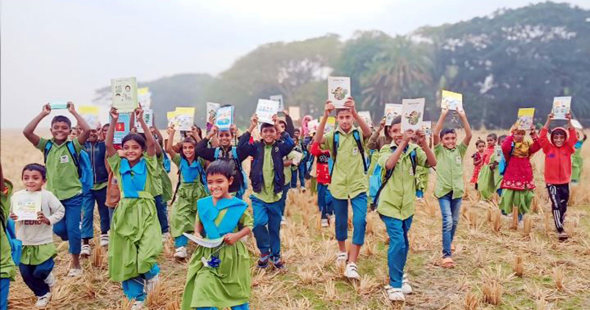 পাবনায় বসুন্ধরা শুভসংঘ স্কুলে নতুন পাঠ্যবই বিতরণ