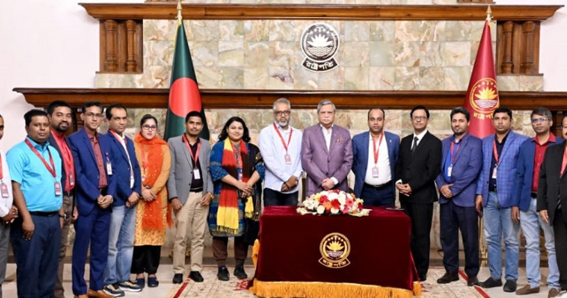 ভুল-ত্রুটি ধরিয়ে দিয়ে রাষ্ট্র পরিচালনায় এগিয়ে আসুন, সাংবাদিকদের রাষ্ট্রপতি