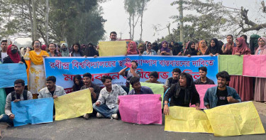 স্থায়ী ক্যাম্পাসের দাবিতে রবীন্দ্র বিশ্ববিদ্যালয় শিক্ষার্থীদের মহাসড়ক অবরোধ