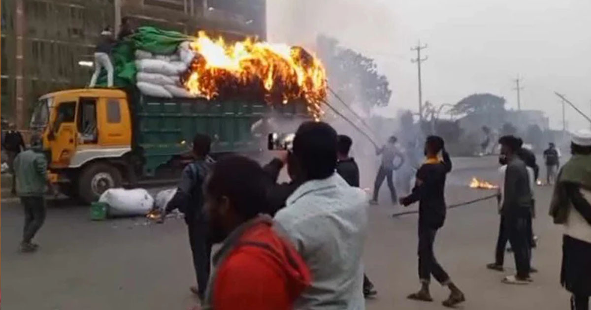 গাজীপুরে বন্ধ কারখানা খুলে দেওয়ার দাবিতে শ্রমিকদের বিক্ষোভ