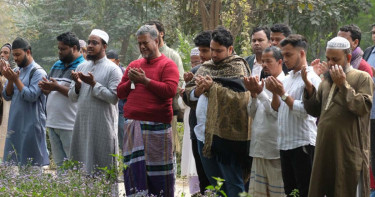 শহীদদের কবর জিয়ারত করলেন উপদেষ্টা নাহিদ