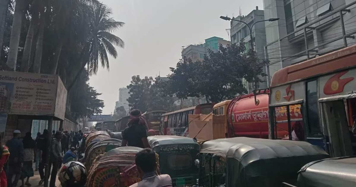 রাজধানীতে আবারও সড়ক অবরোধ, ভোগান্তিতে যাত্রীরা