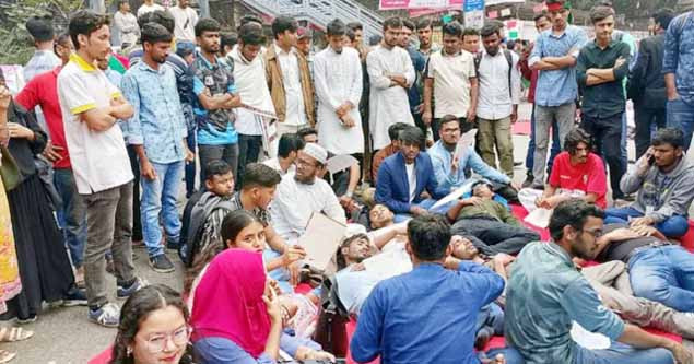 চতুর্থদিনের মতো অনশনে তিতুমীরের শিক্ষার্থীরা