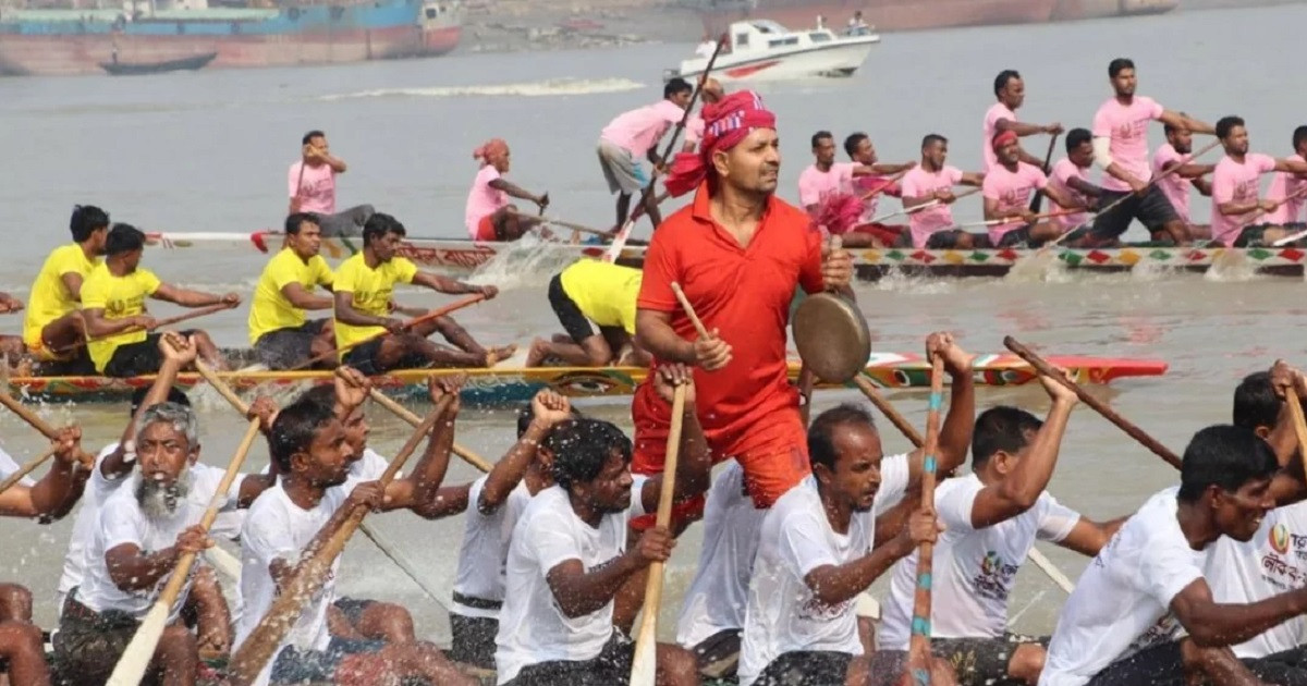 রূপসা নদীতে নৌকাবাইচ দেখতে দুই পাড়ে মানুষের ঢল