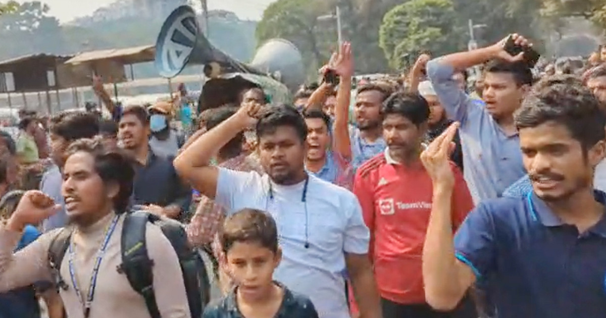 ধানমন্ডি ৩২-এ বিক্ষুব্ধদের ‘ঈদ মোবারক’ স্লোগান