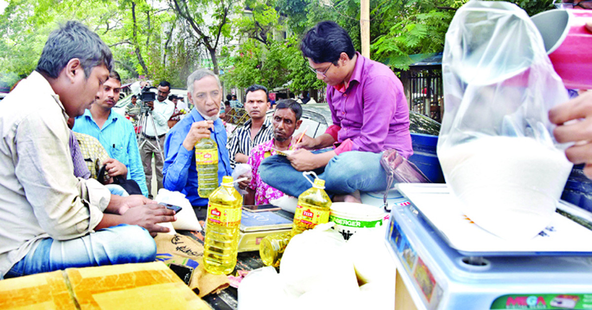 ১০০ টাকায় সয়াবিন তেল, ৭০ টাকায় মিলবে চিনি