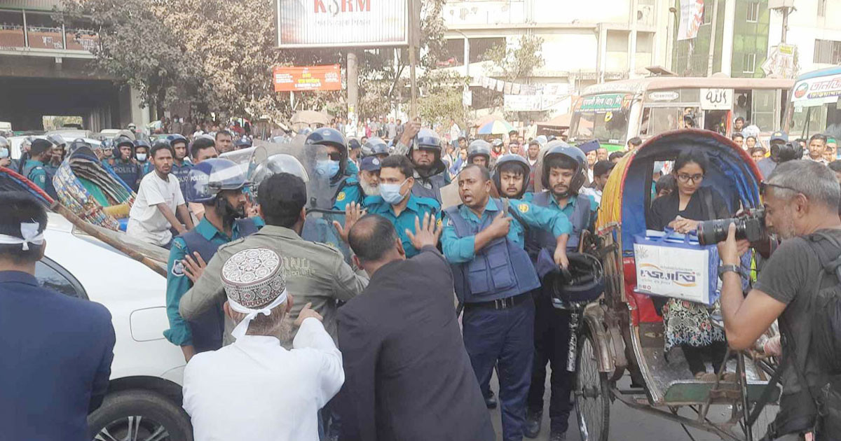 শাহবাগে প্রাথমিক শিক্ষকদের সড়ক অবরোধ