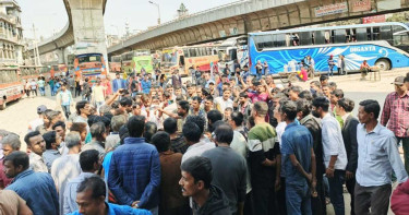 ‘যেখানে-সেখানে’ যাত্রী তুলতে চায় বাস শ্রমিকরা, সড়ক অবরোধ