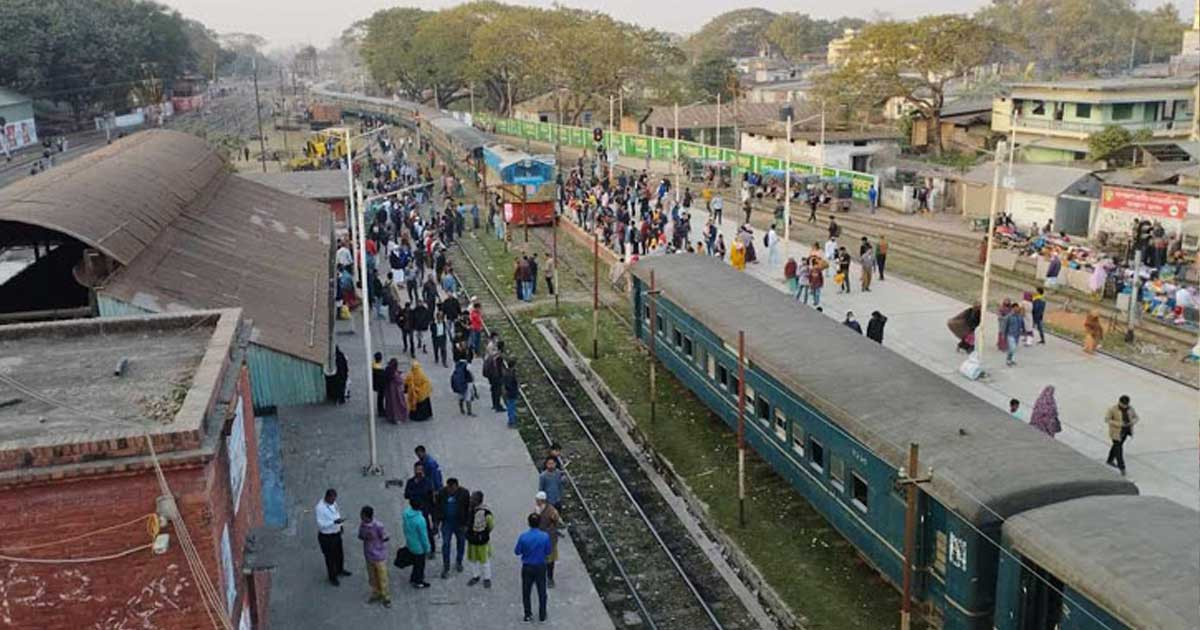 একই লাইনে দুই ট্রেন, অল্পের জন্য রক্ষা পেল যাত্রীরা