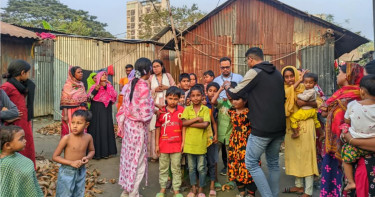 বসুন্ধরা শুভসংঘের আইইউবিএটি শাখার আয়োজনে রানাভোলা বস্তিতে ভালোবাসার রং ছোঁয়ানোর উদ্যোগ