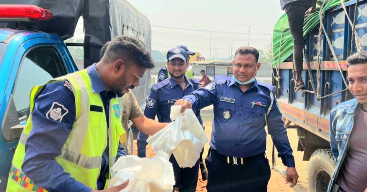 ট্রাক বোঝাই নিষিদ্ধ পণ্যসহ ধরা পড়ল দুইজন