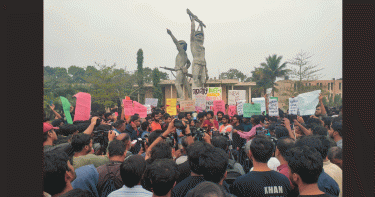 কুয়েটে ছাত্র রাজনীতি বন্ধের দাবিতে শিক্ষার্থীদের বিক্ষোভ, লাল কার্ড প্রদর্শন