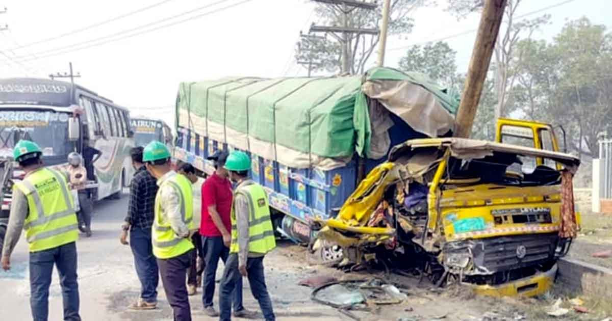 নরসিংদীতে বাস-ট্রাক-প্রাইভেটকারের ত্রিমুখী সংঘর্ষ, আহত ৬৩