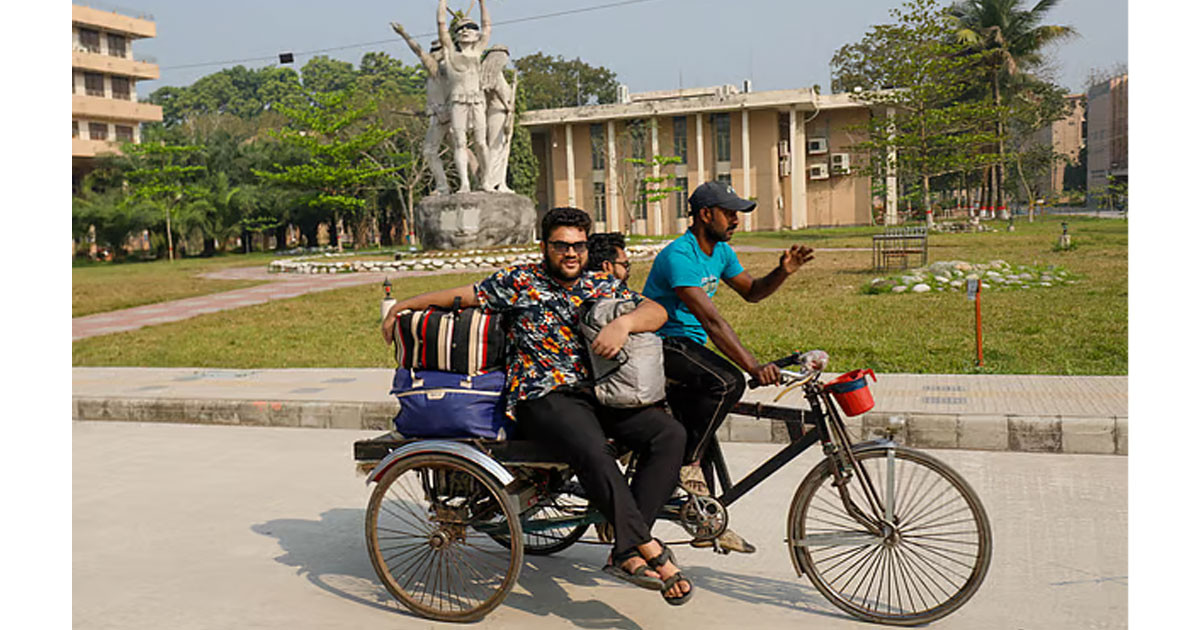 হল ছাড়ছেন কুয়েট শিক্ষার্থীরা, অনেকের বিরোধিতা