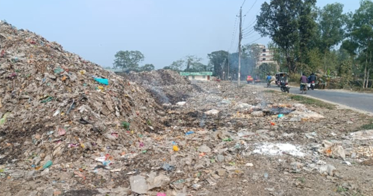 রাস্তার পাশেই ময়লার ভাগাড়, দুর্গন্ধে অতিষ্ঠ পঞ্চগড়বাসী