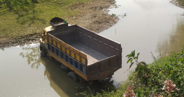 টাঙ্গাইলে ট্রাক-অটোরিকশার মুখোমুখি সংঘর্ষে প্রাণ গেল চালকের