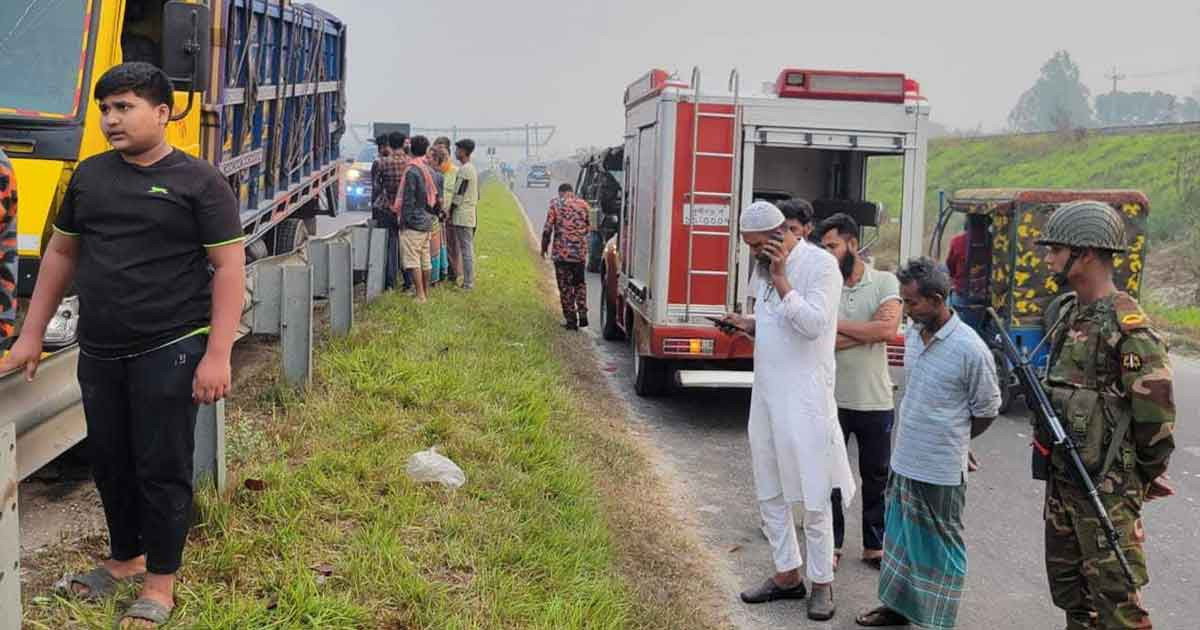 ঢাকা-মাওয়া এক্সপ্রেসওয়েতে ট্রাকের ধাক্কায় আরেক ট্রাকের চালক নিহত