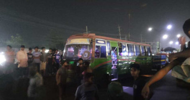 সাভারে বকেয়া বেতনের দাবিতে শ্রমিকদের সড়ক অবরোধ