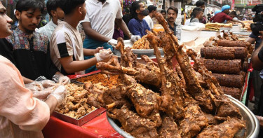 চকবাজারে বাহারি ইফতারের পসরা, দাম কিছুটা বাড়তি