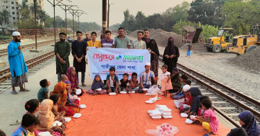 ‘আমার দুইটা ইফতারি লাগবে, মা অসুস্থ’