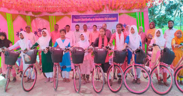 রংপুরে শিক্ষার্থীদের মাঝে বাইসাইকেল ও নগদ অর্থ বিতরণ