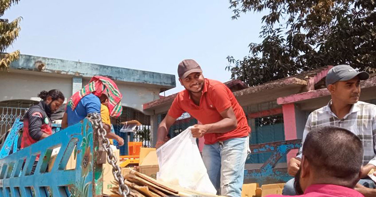 রাঙামাটিতে ভ্রাম্যমাণ ট্রাকে ন্যায্যমূল্যের টিসিবি পণ্য বিক্রি