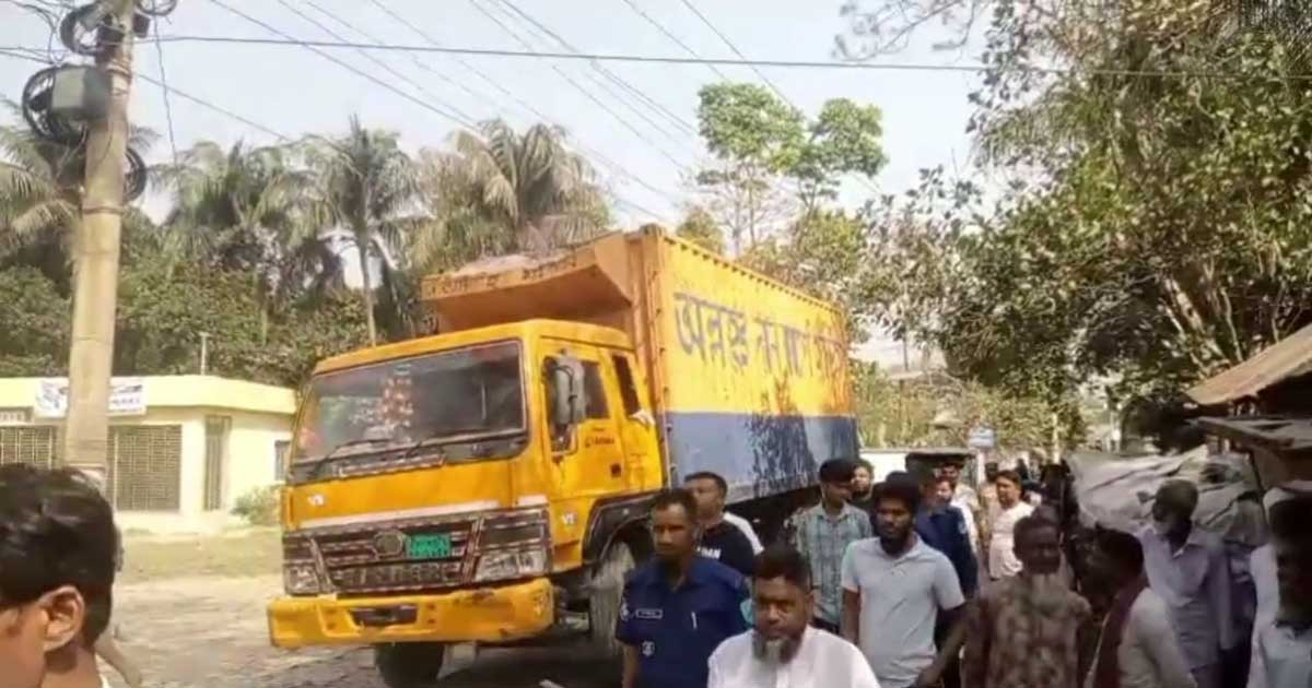 গার্মেন্টসের কাভার্ডভ্যান নিয়ে পালানোর সময় গাছের সাথে ধাক্কা, আটক ৩