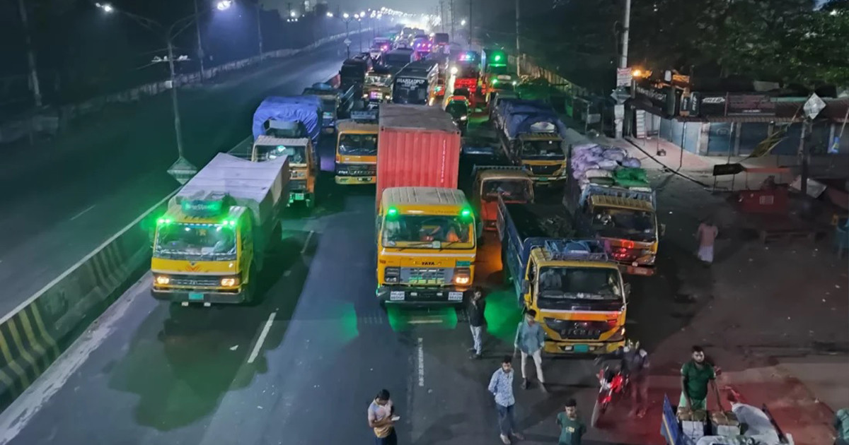 ধর্ষণের বিচার দাবিতে মধ্যরাতে জাবি শিক্ষার্থীদের মহাসড়ক অবরোধ