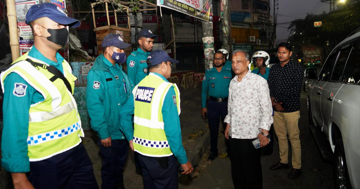 ভোরে স্বরাষ্ট্র উপদেষ্টার আকস্মিক থানা পরিদর্শন