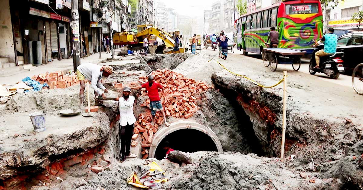 দিনে রাস্তা খোঁড়াখুঁড়িতে নিষেধাজ্ঞা ডিএমপির, না মানলে ব্যবস্থা