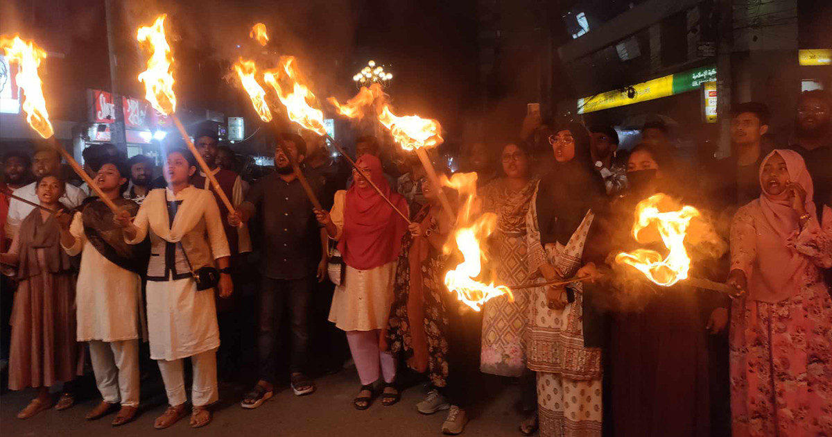 আছিয়ার ধর্ষণের প্রতিবাদে রাজশাহীতে ছাত্র জনতার মশাল মিছিল