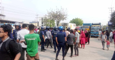 গাজীপুরে বকেয়া বেতনের দাবিতে সড়ক অবরোধ, যৌথ অভিযানে ৩০ মিনিটে রাস্তা ফাঁকা