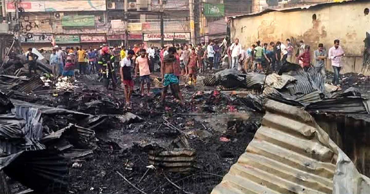খুলনায় ঈদ মার্কেটে ভয়াবহ আগুন, পুড়ে ছাই ৫০ দোকান