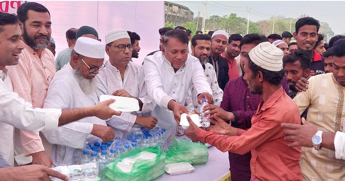 গোপালগঞ্জ জেলা বিএনপির উদ্যোগে চার শতাধিক দিনমজুরের মাঝে ইফতার বিতরণ