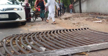 অভিনব কায়দায় সড়ক থেকে রিকশা তুলে দিচ্ছে পুলিশ