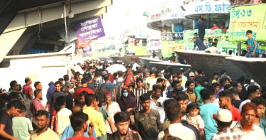 ঢাকামুখী মানুষের ভিড়ে চির চেনা রূপে সদরঘাট
