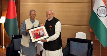 মোদির হাতে নিজের যে ছবি তুলে দিলেন ড. ইউনূস