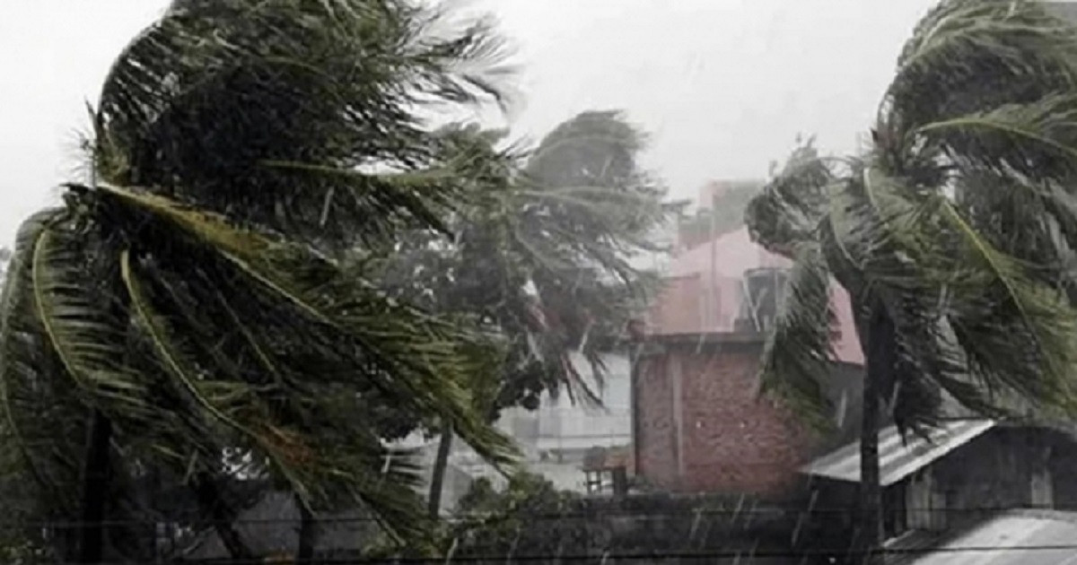 আভাস ছিল দুপুরের মধ্যে ঝড়-বৃষ্টির, এরইমধ্যে শুরু বিভিন্ন জায়গায়