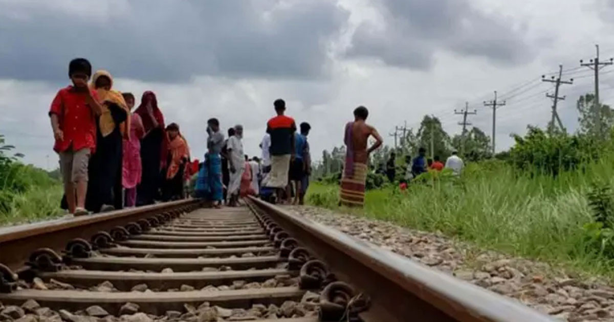 ট্রেনে কাটা পড়ে ৩ যুবকের মৃত্যু