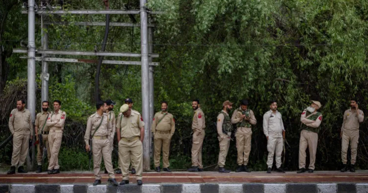 ‘তোমরা কোথাকার লোক’, প্রশ্ন শুনতেই দৌড়ে পালালেন তারা