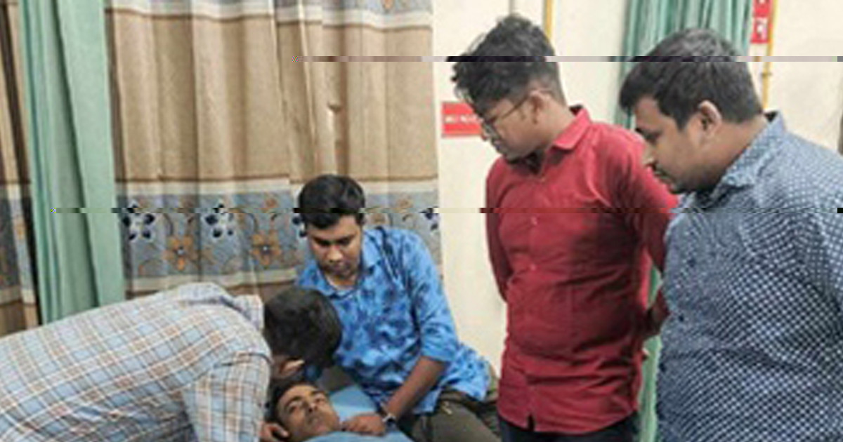 ‘বড় নেতা হয়ে গেছো’ বলেই চলে একের পর এক কোপ